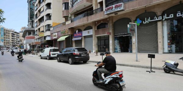 أحد شوارع الضاحية الجنوبية لبيروت حيث أقفلت المحالّ أبوابها وغادرها السكان على أثر التهديد الإسرائيلي بقصفها الاثنين (أ.ف.ب)